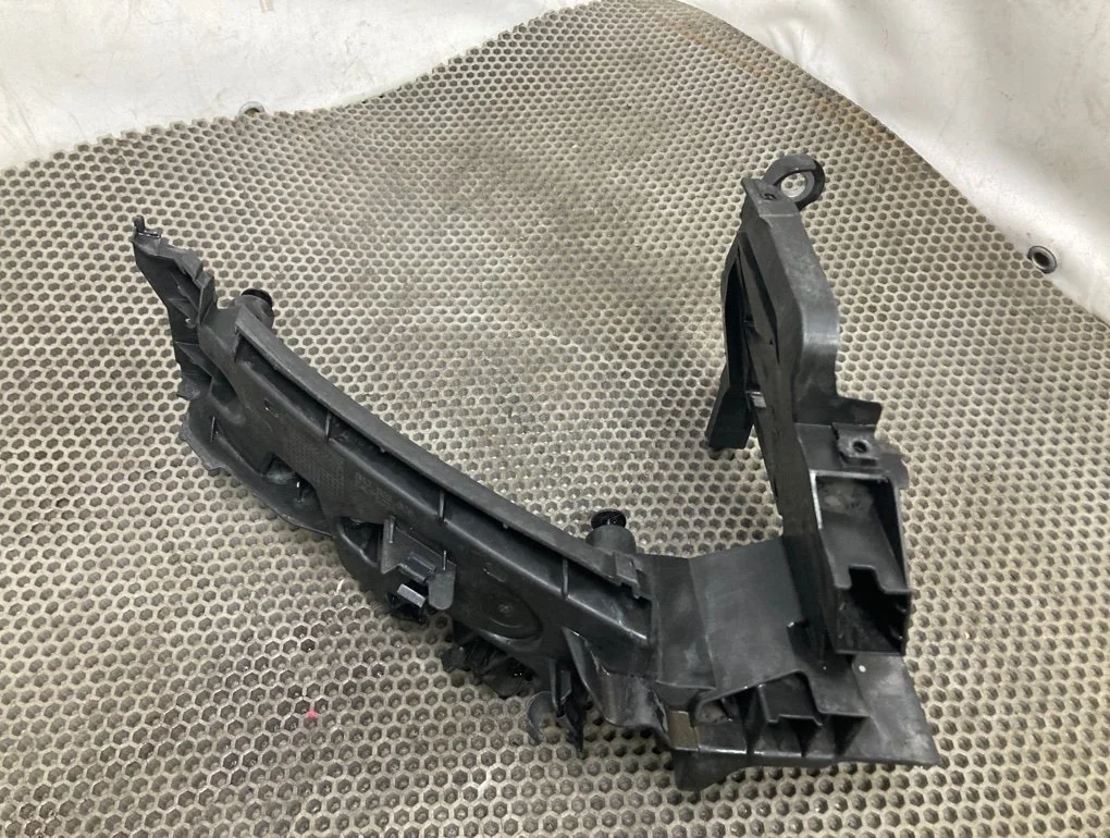 Крепление фары Audi Q5 2009 8R