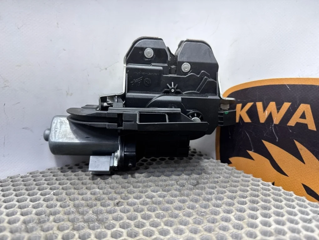 Замок двери багажника Volkswagen Touareg 2011 7P