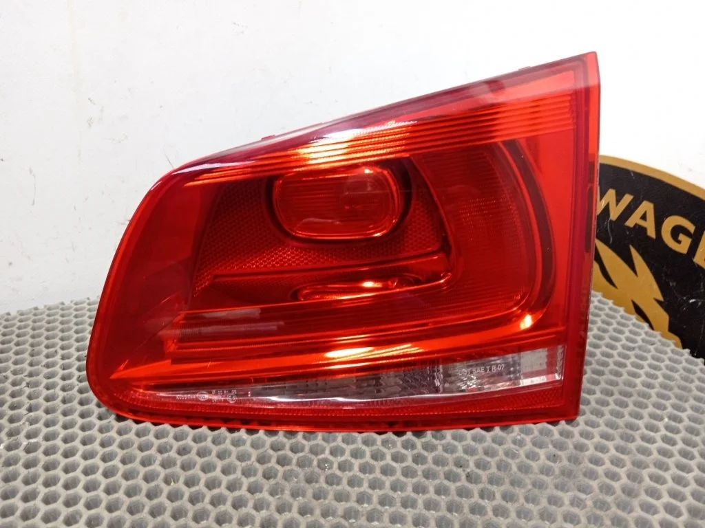 Фонарь задний внутренний Volkswagen Touareg 2011 7P