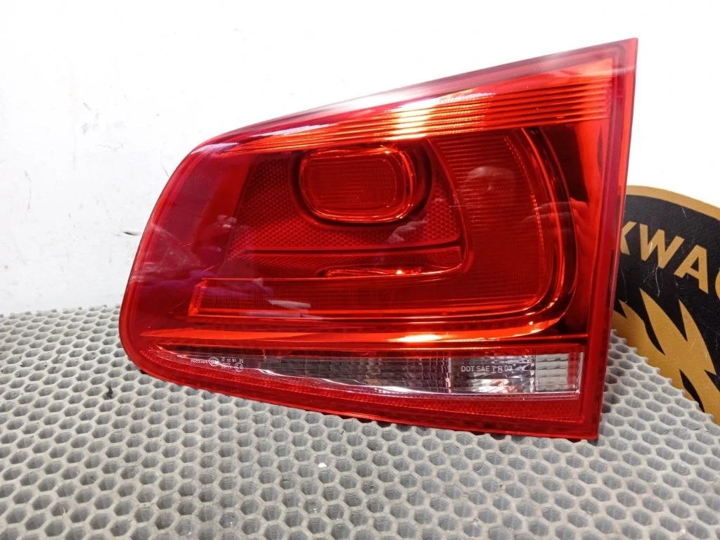 Фонарь задний внутренний Volkswagen Touareg 2011 7P