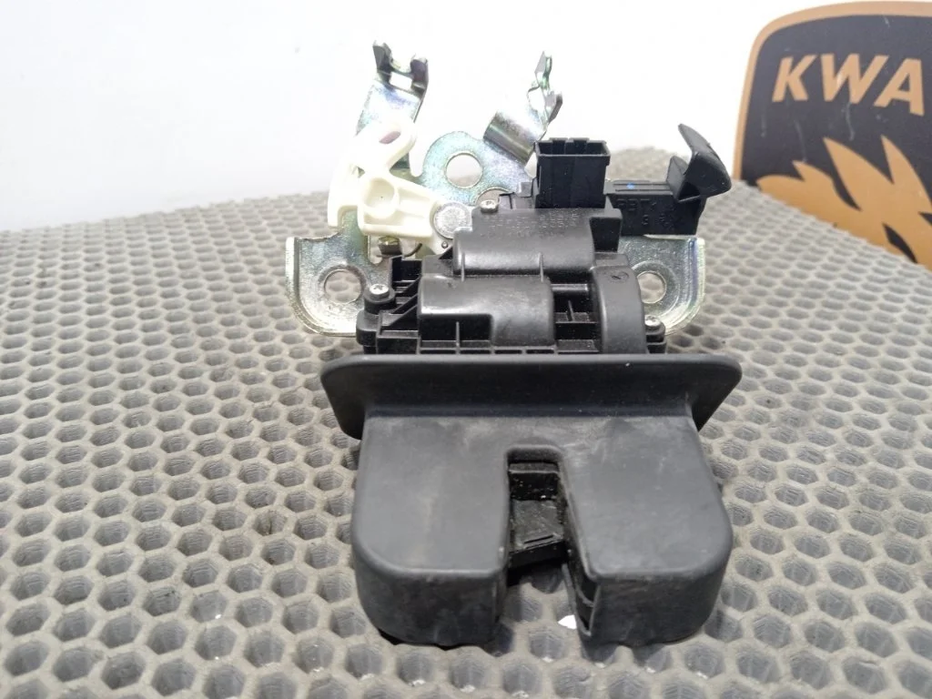 Замок двери багажника Audi A8 2015 D4