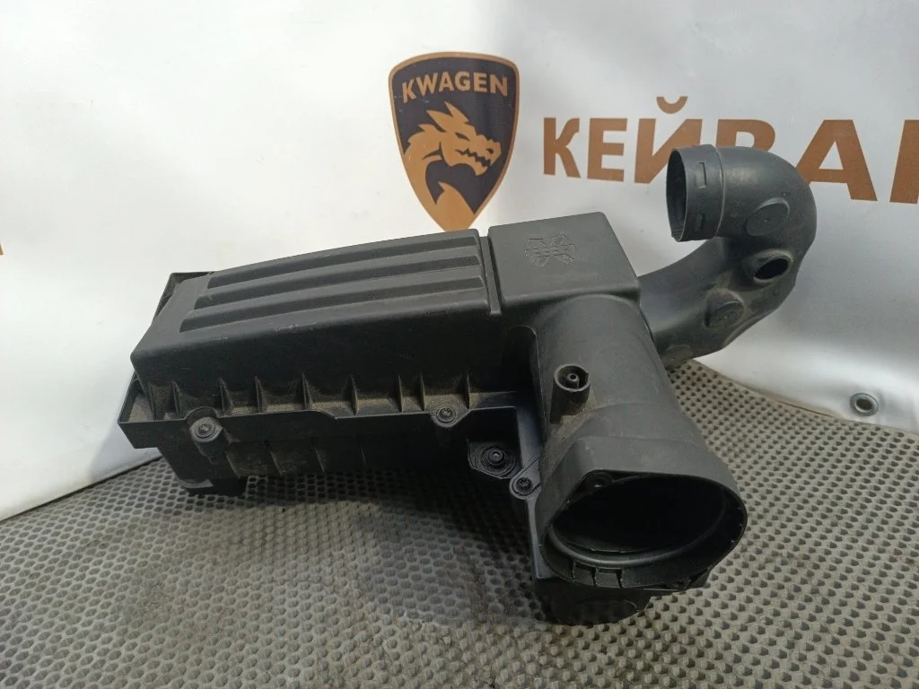 Корпус воздушного фильтра Audi Q3 2013 8U