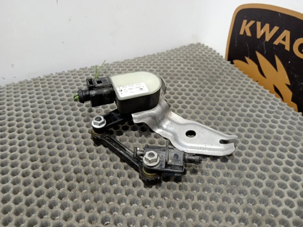 Датчик высоты дорожного просвета Audi Q7 2010 4L