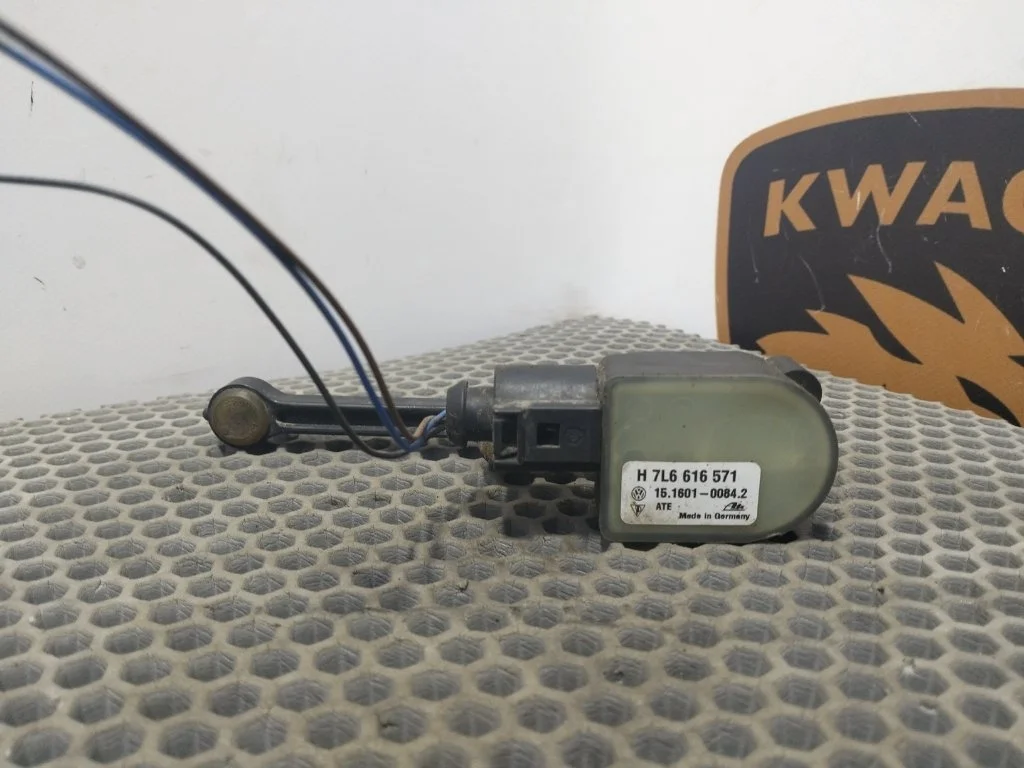 Датчик высоты дорожного просвета Audi Q7 2010 4L