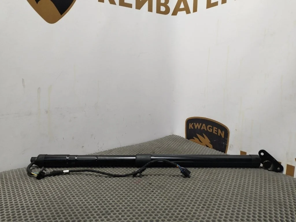 Амортизатор крышки багажника Volkswagen Touareg 2011 7P