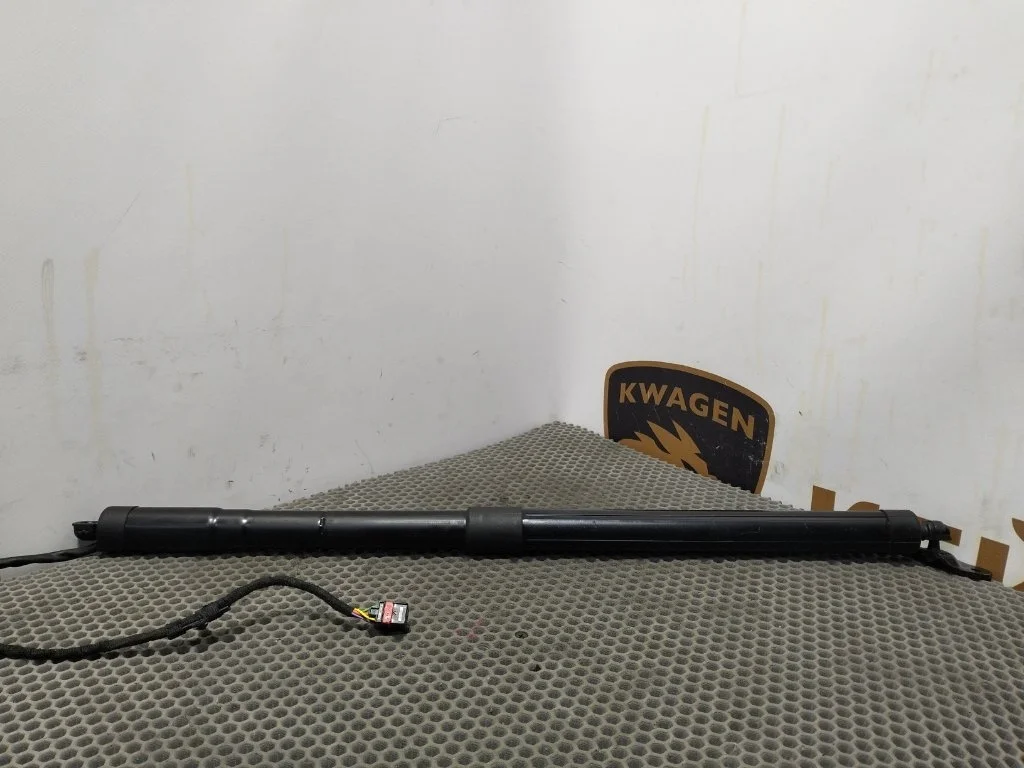 Амортизатор крышки багажника Volkswagen Touareg 2011 7P