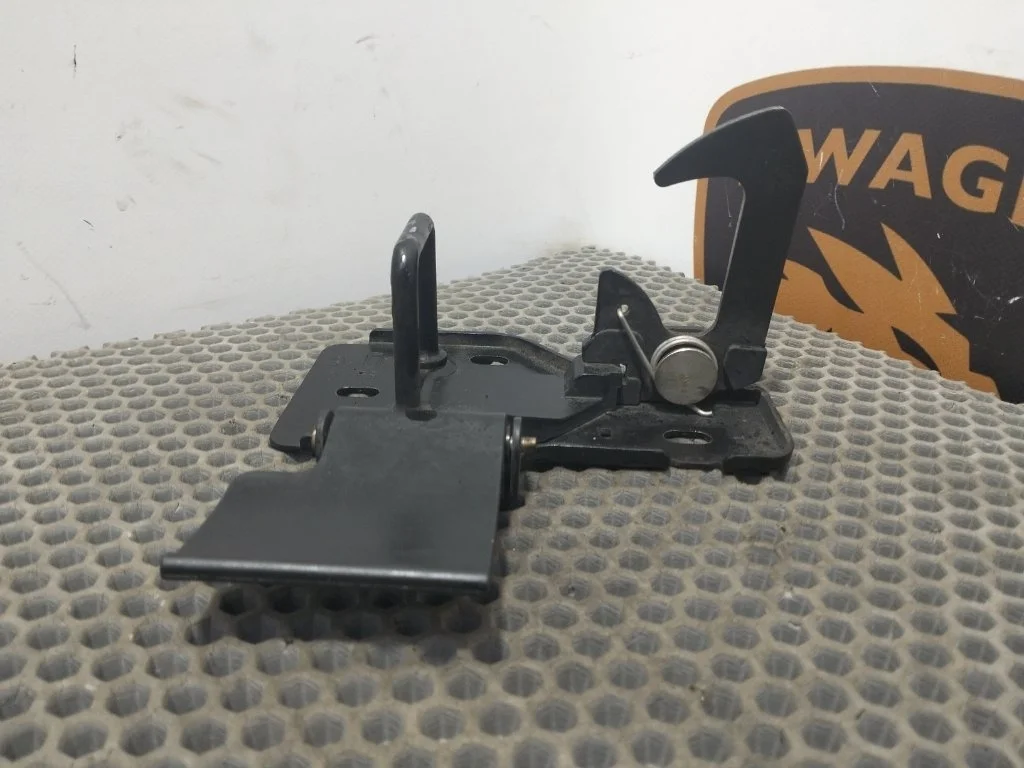 Замок капота Audi Q7 2010 4L