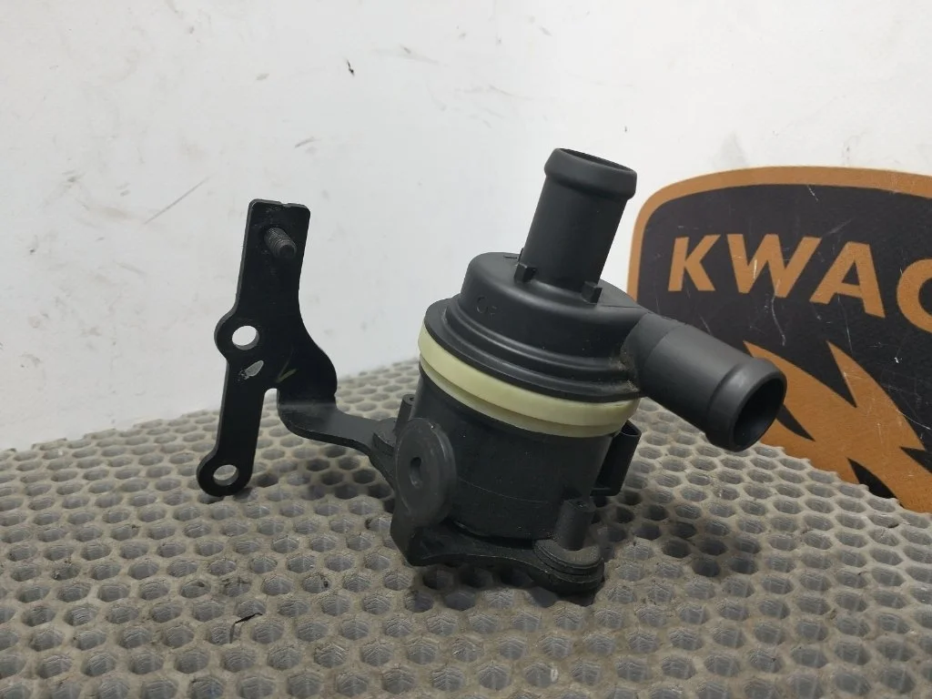 Помпа Audi A8 2016 D4