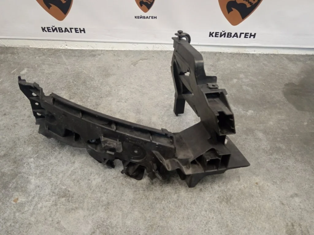 Крепление фары Audi Q5 2011 8R