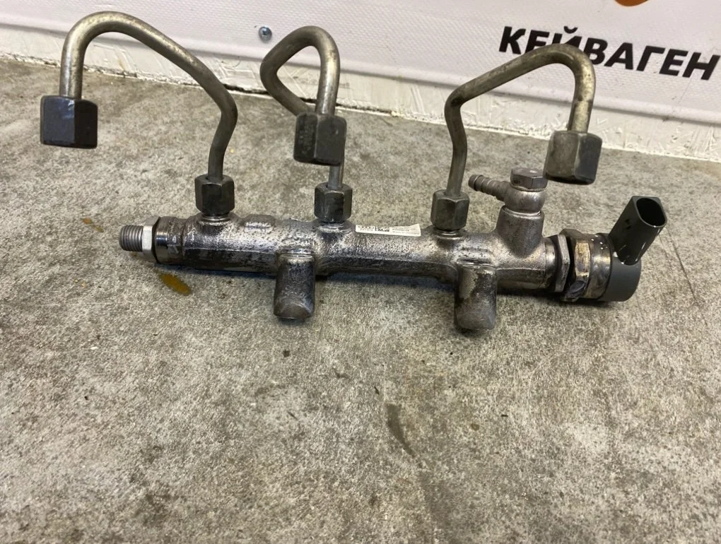 Рампа топливная с датчиком давления Volkswagen Touareg 2013 7P