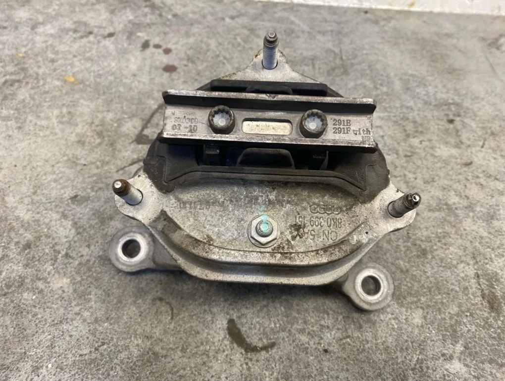 Подушка акпп Audi Q5 2010