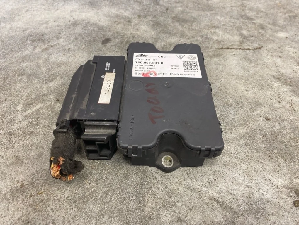 Блок управления стояночным тормозом Volkswagen Touareg 2011 7P
