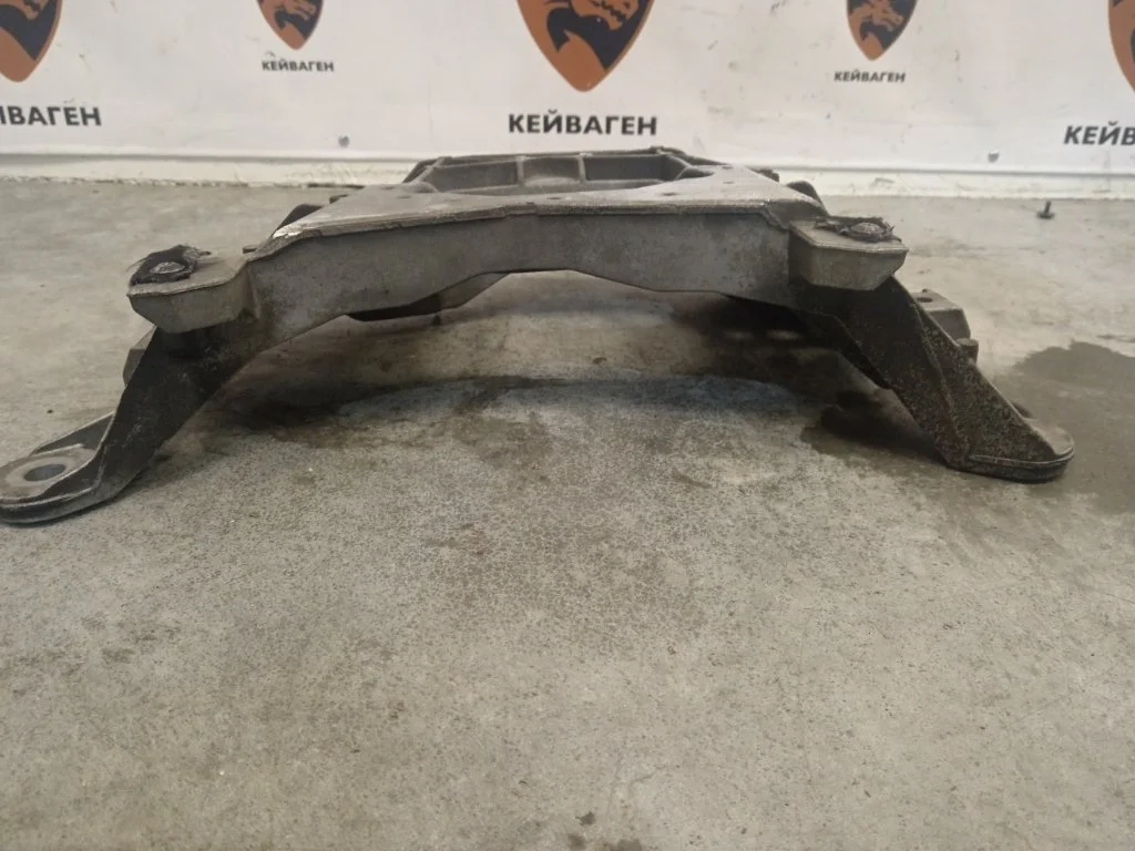 Кронштейн опоры акпп Audi A8 2011 D4