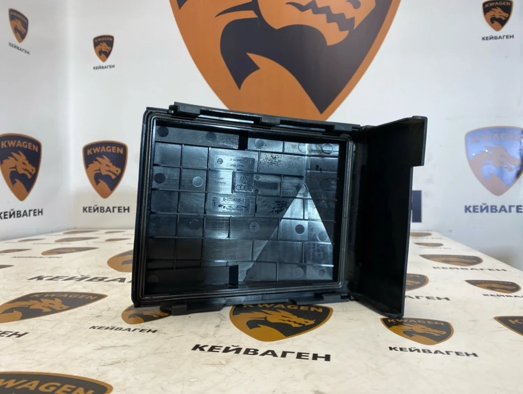 Крышка блока предохранителей Volkswagen Touareg 2011 7P