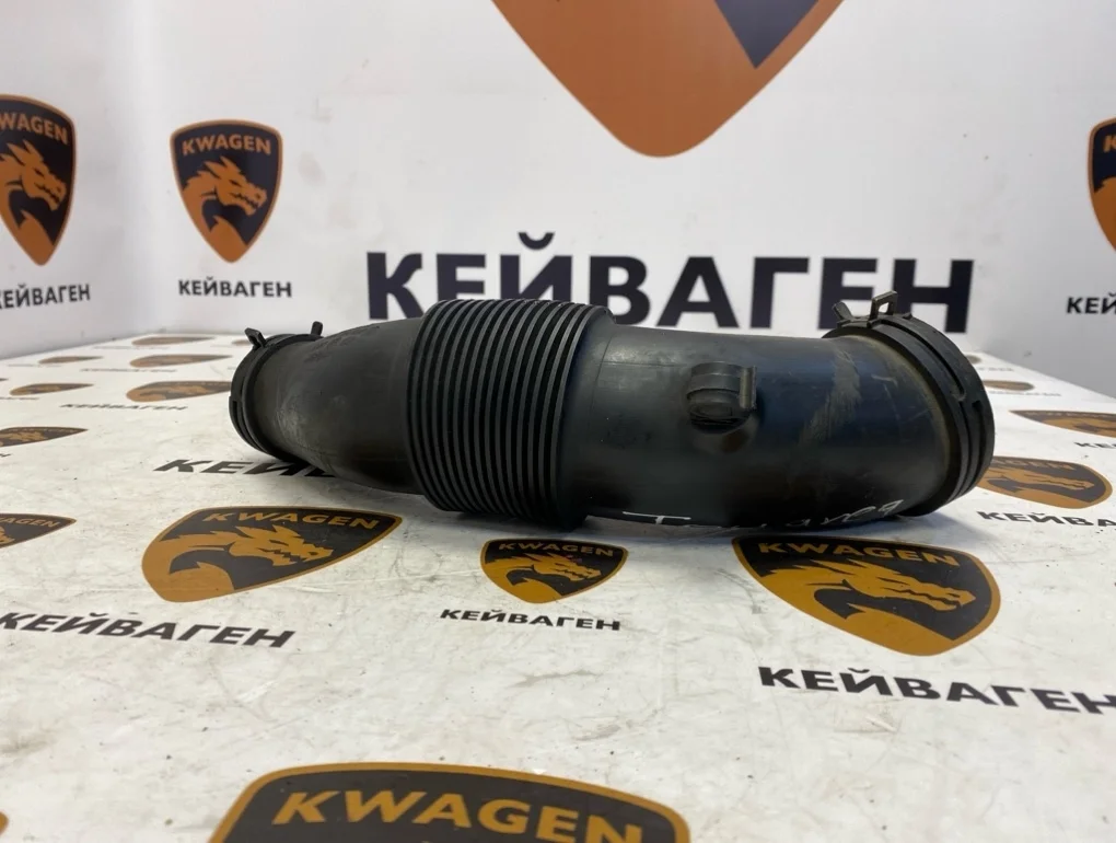 Патрубок воздушного фильтра Volkswagen Touareg 2011 7P