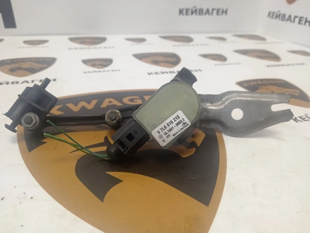 Датчик высоты дорожного просвета Audi Q7 2013 4L