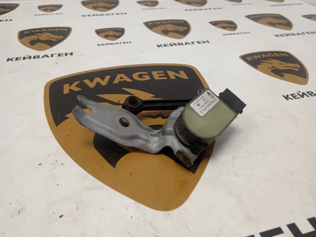 Датчик высоты дорожного просвета Audi Q7 2012 4L