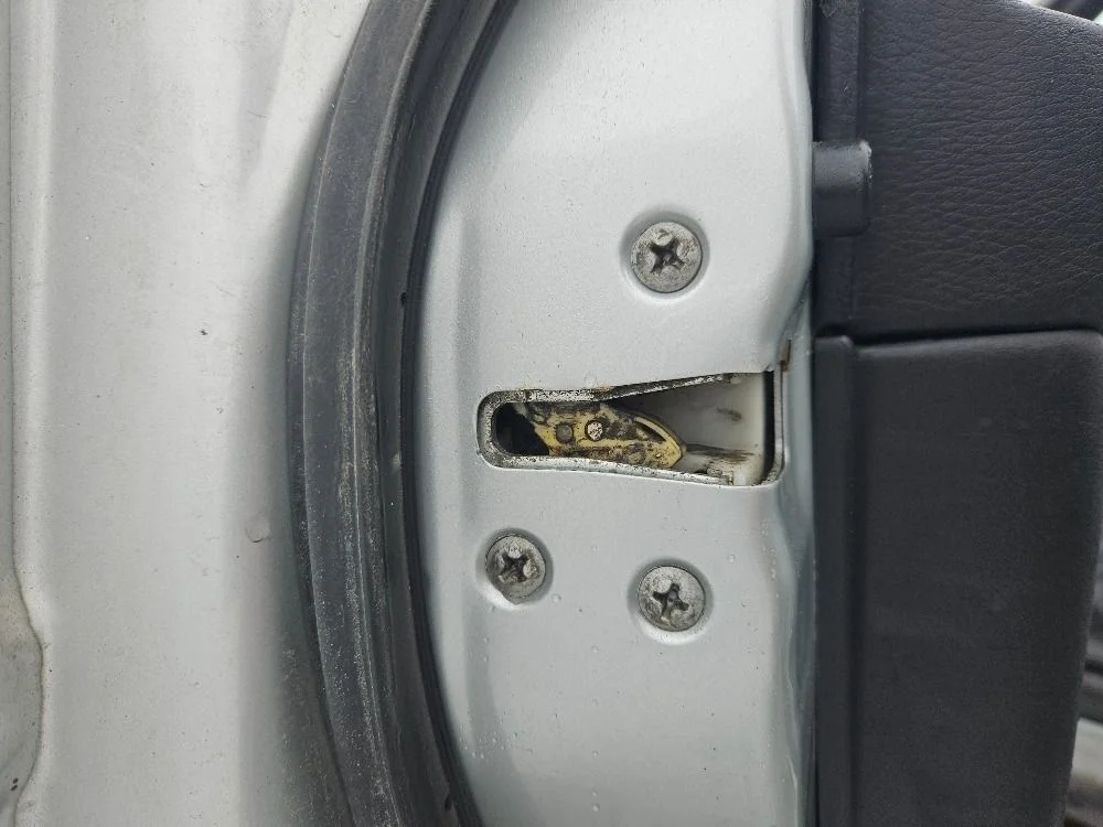 Замок двери перед лево на Subaru Legacy BL5 седан