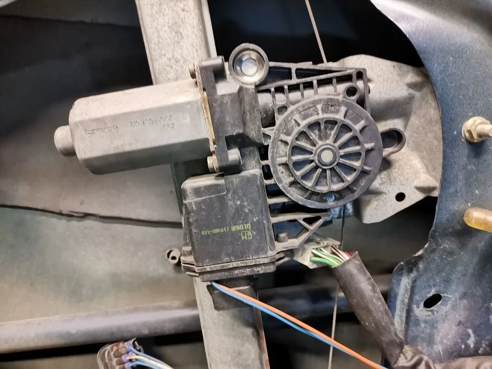 Моторчик стеклоподъемника Toyota Avensis 1