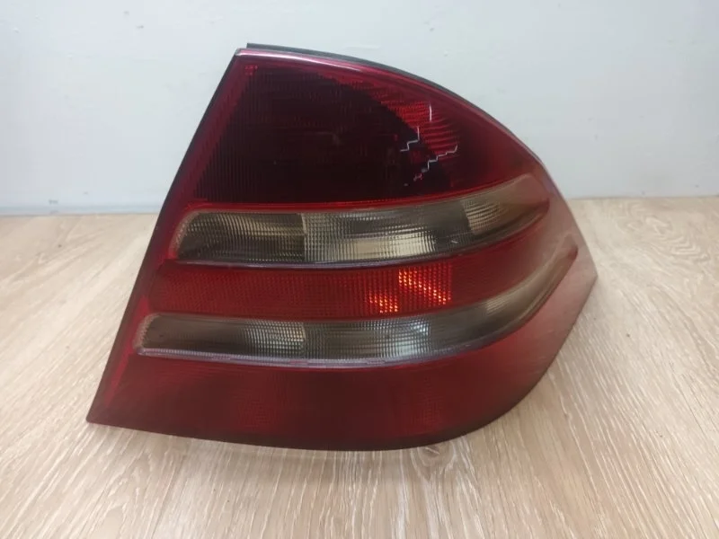 Фонарь заднего хода Mercedes W220