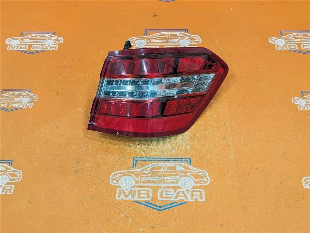 Фонарь задний правый Mercedes-Benz