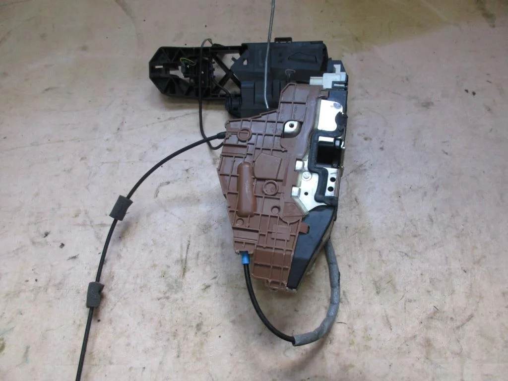 Замок двери передней правой Mercedes-Benz