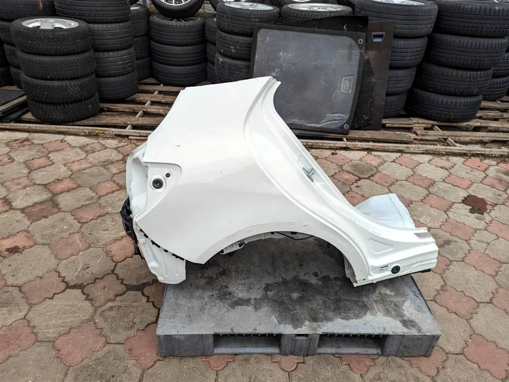 Четверть Mercedes-Benz