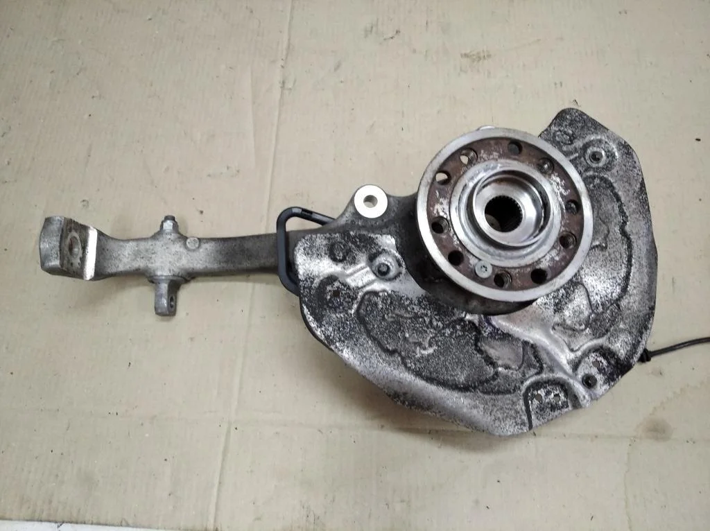 Кулак поворотный передний левый Mercedes-Benz