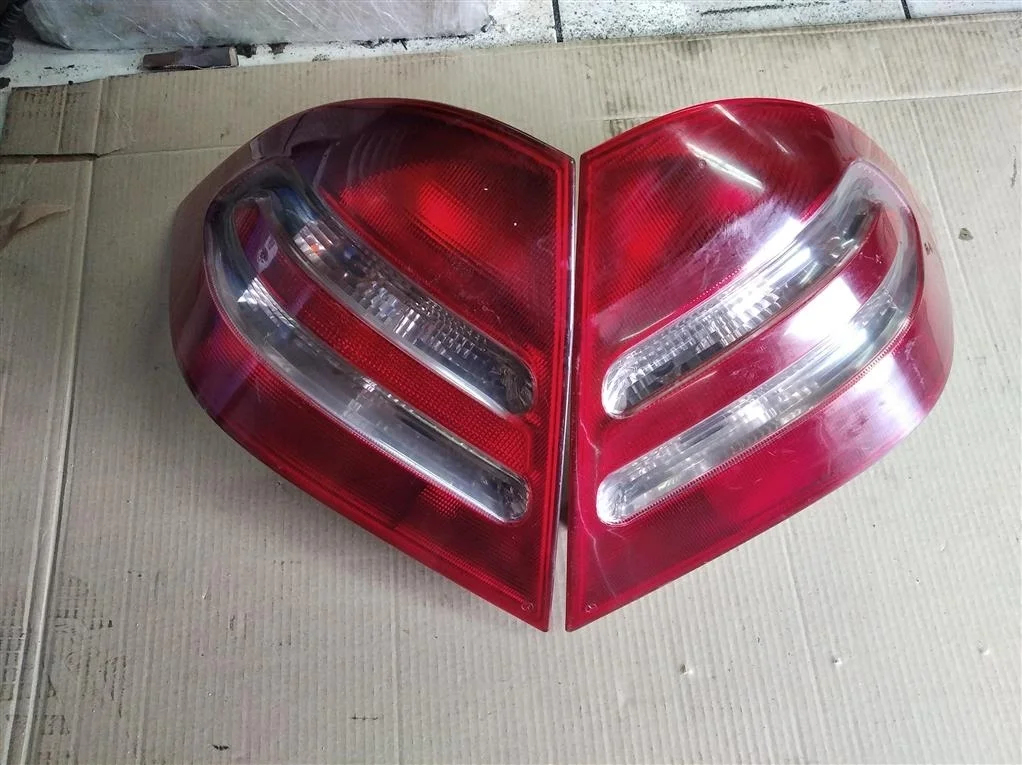 Фонарь задний правый Mercedes-Benz