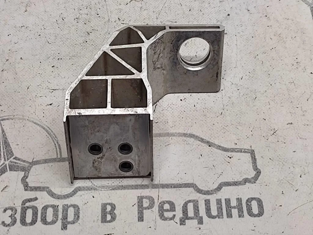 Кронштейн радиатора Mercedes-Benz