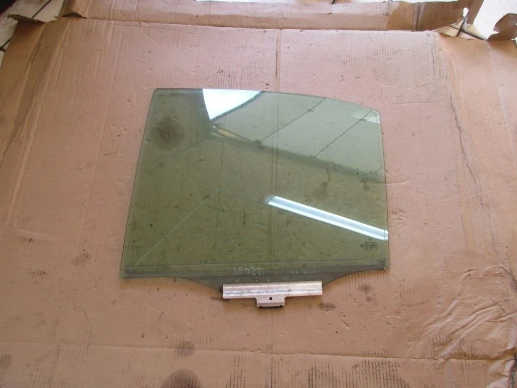 Стекло заднее левое Mercedes-Benz