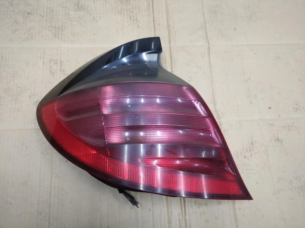 Фонарь задний левый Mercedes-Benz