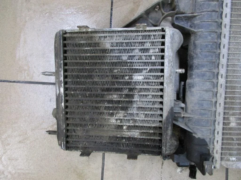 Радиатор масляный Mercedes-Benz