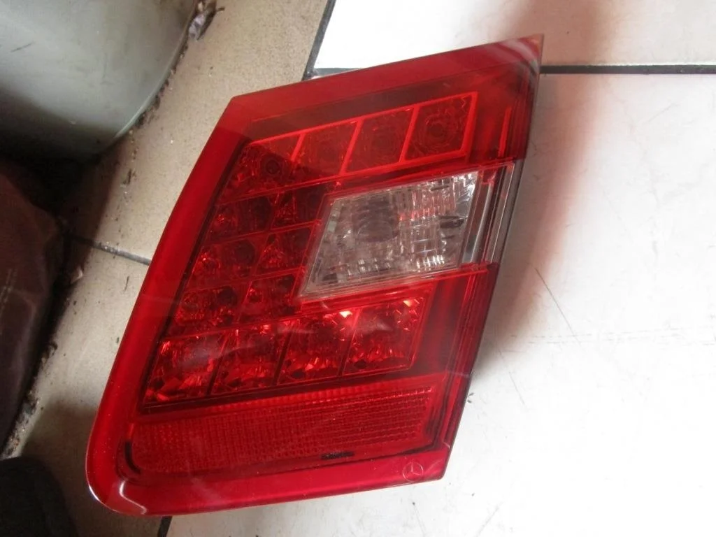 Фонарь крышки багажника Mercedes-Benz