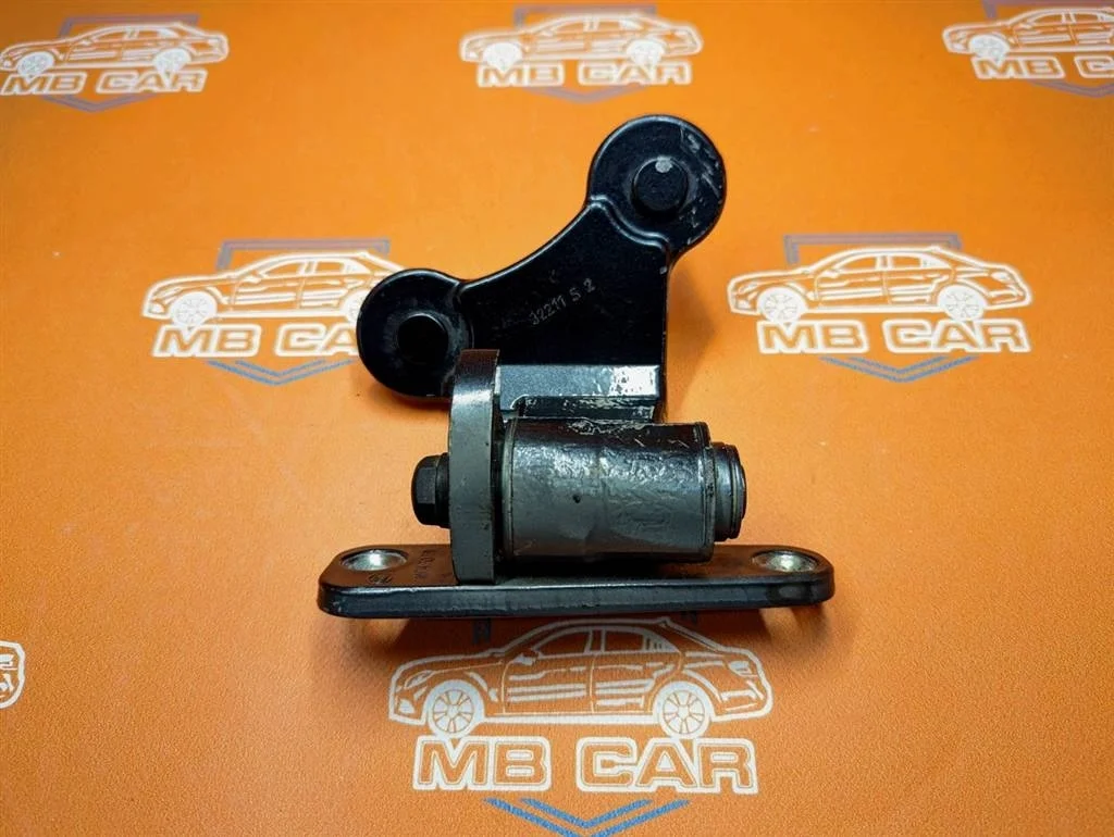 Петля двери Mercedes-Benz