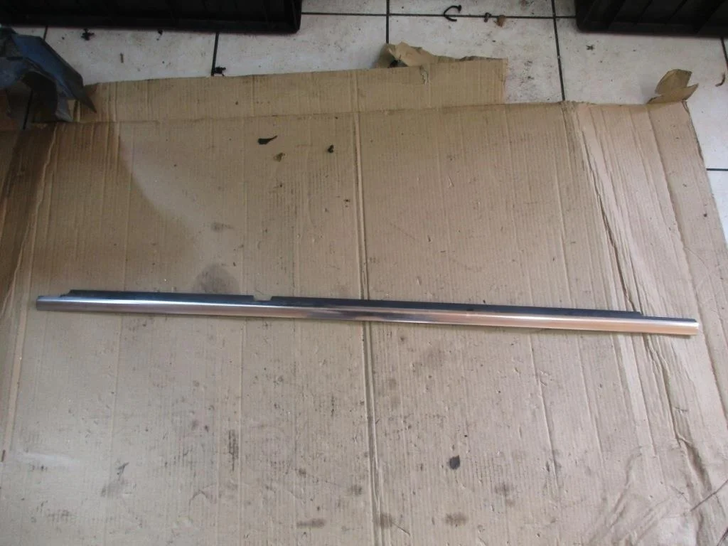 Молдинг стекла двери Mercedes-Benz