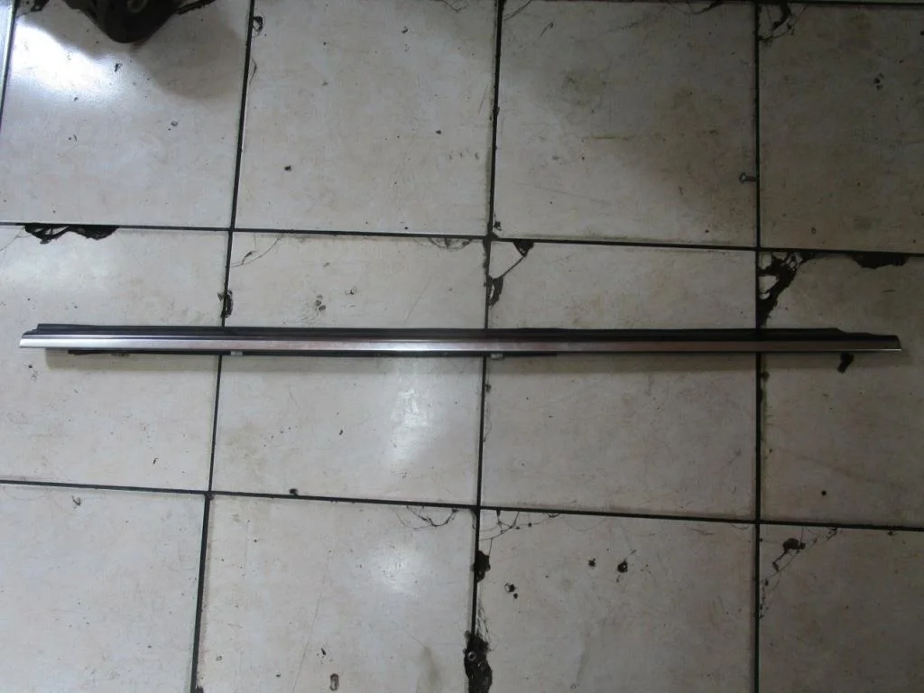 Молдинг стекла двери Mercedes-Benz