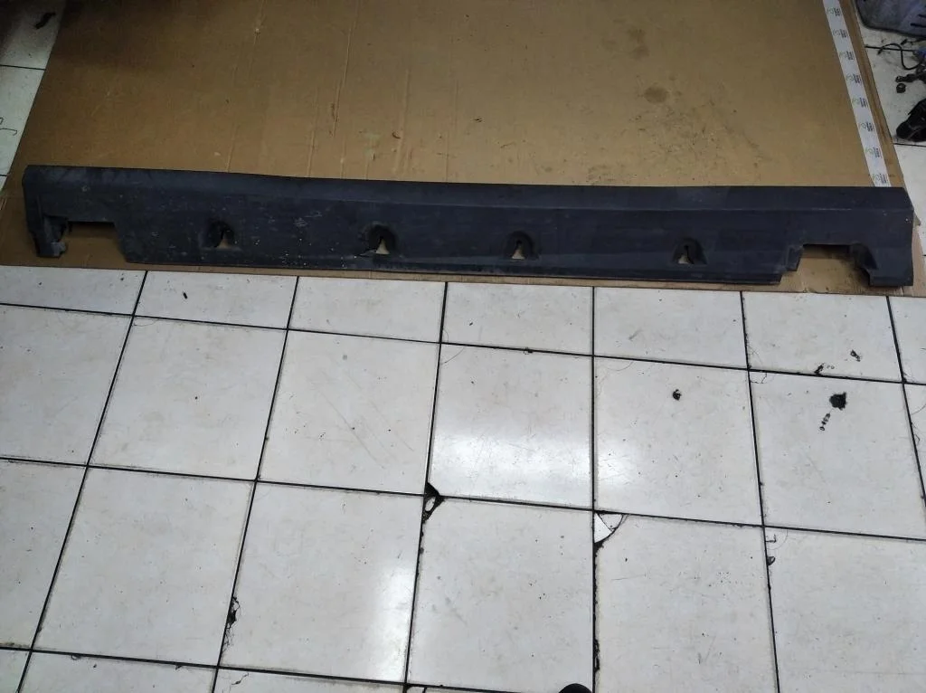 Порог пластиковый левый Mercedes-Benz