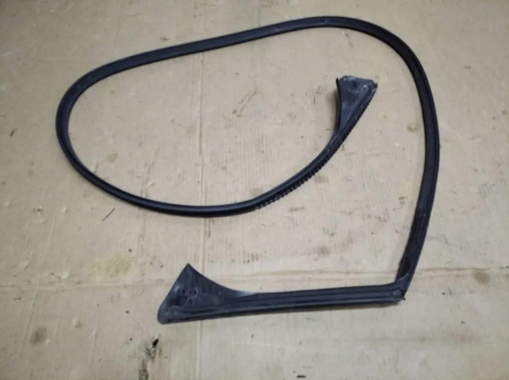 Уплотнитель крыши Mercedes-Benz