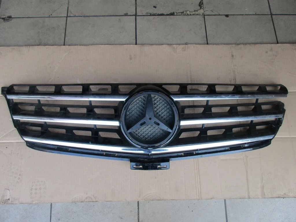 Решетка радиатора Mercedes-Benz