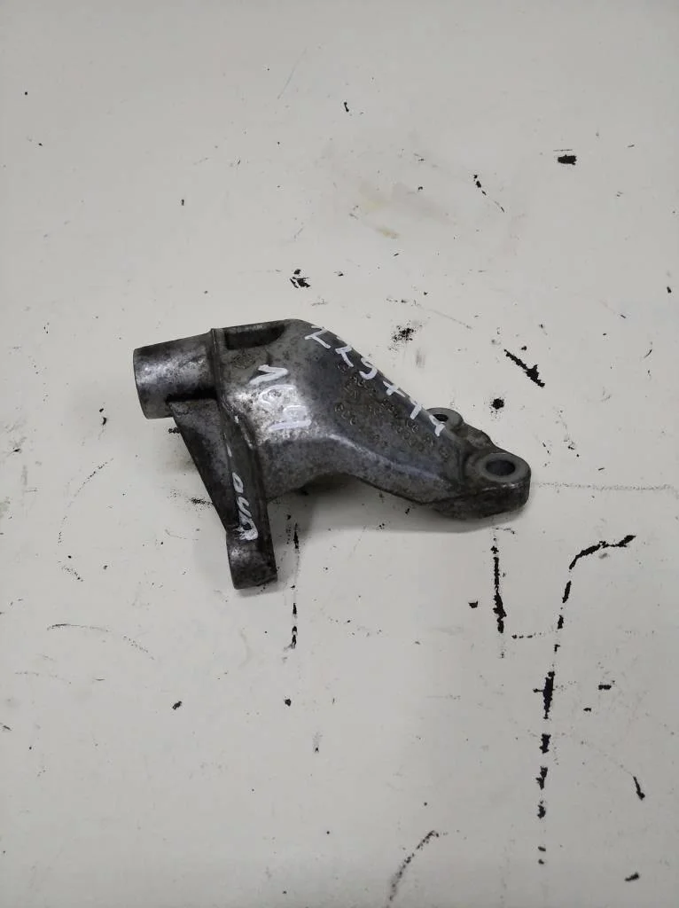 Кронштейн обводного ролика Mercedes-Benz