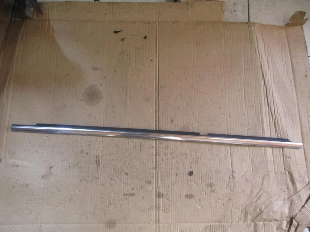 Молдинг стекла двери Mercedes-Benz