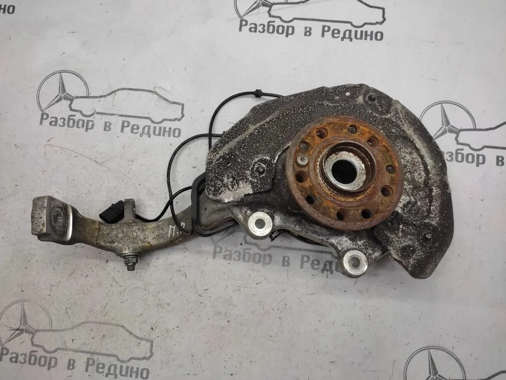 Кулак поворотный передний правый Mercedes-Benz