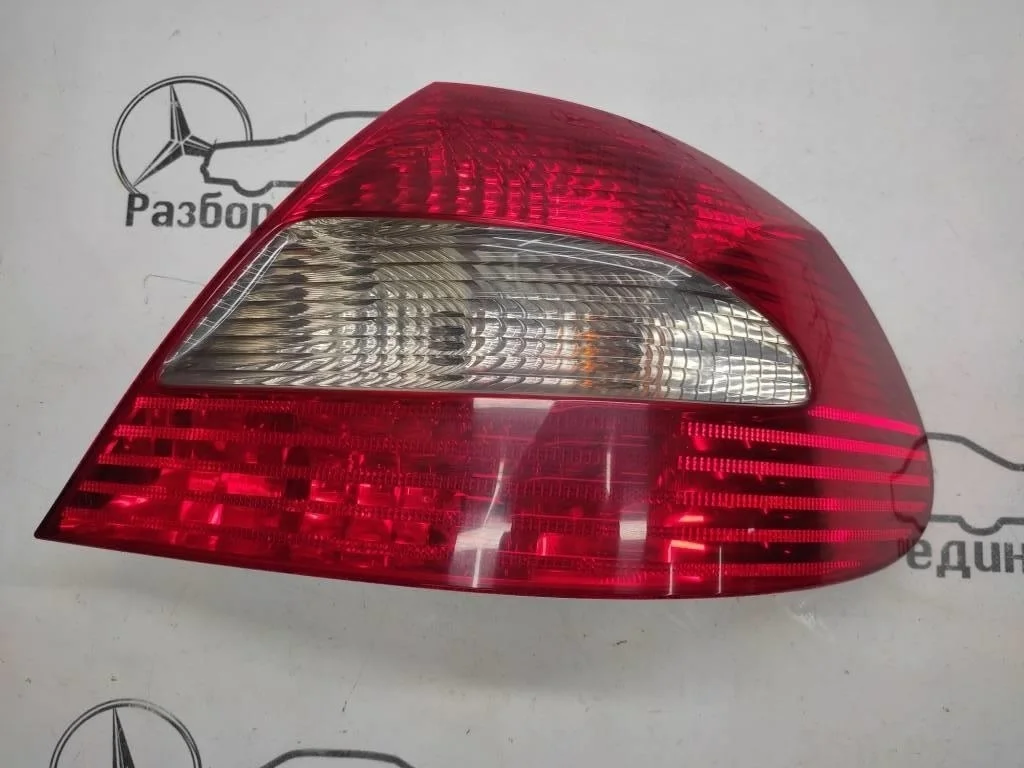 Фонарь задний правый Mercedes-Benz