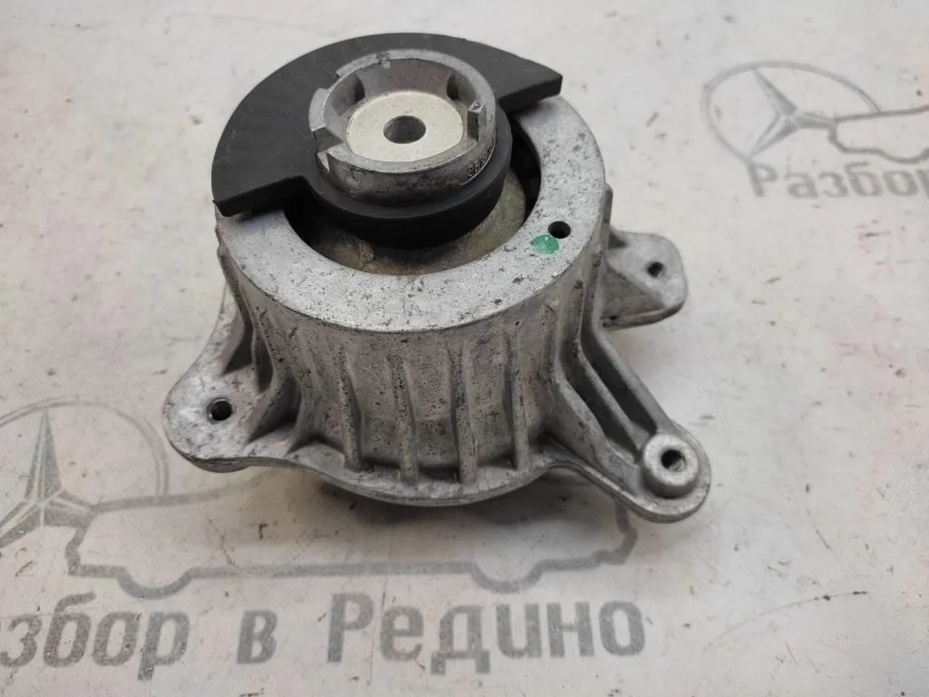 Опора двигателя Mercedes-Benz