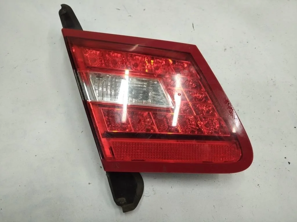 Фонарь крышки багажника Mercedes-Benz