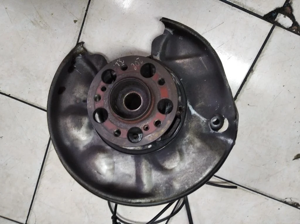 Кулак подвески задний левый Mercedes-Benz