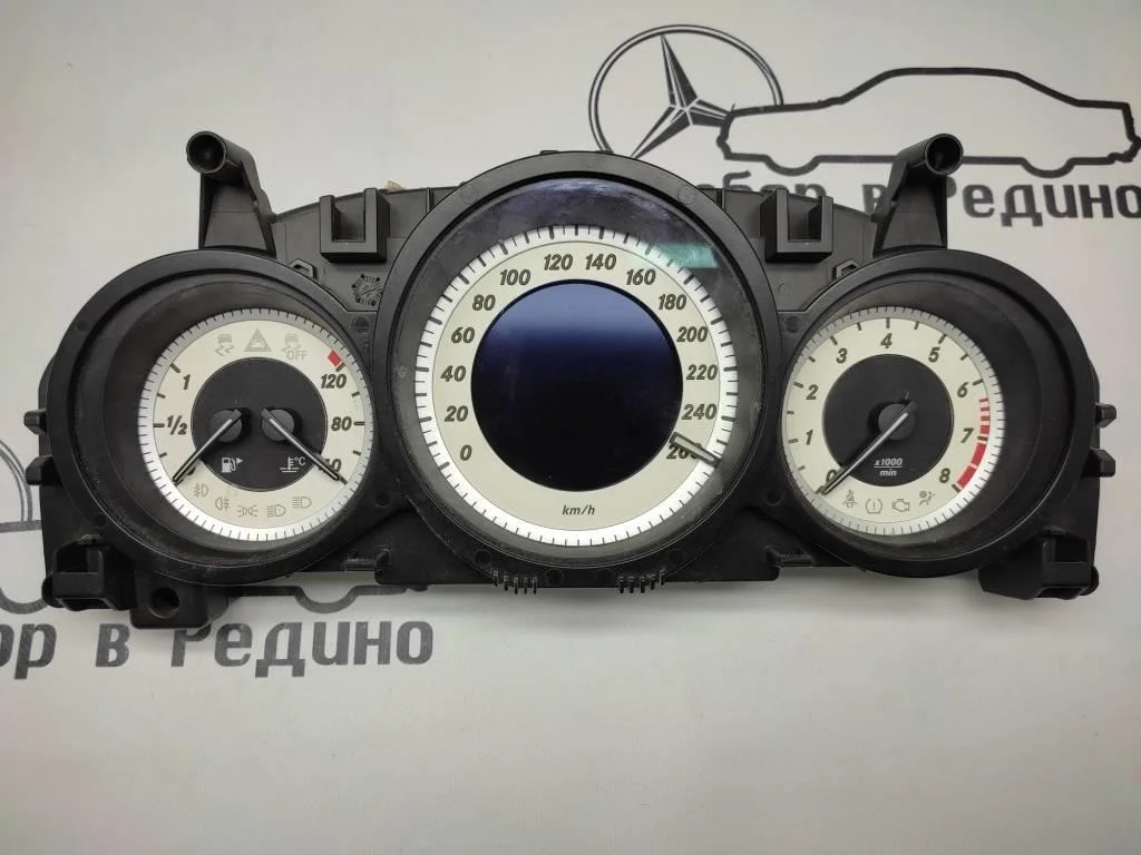 Щиток приборов Mercedes-Benz