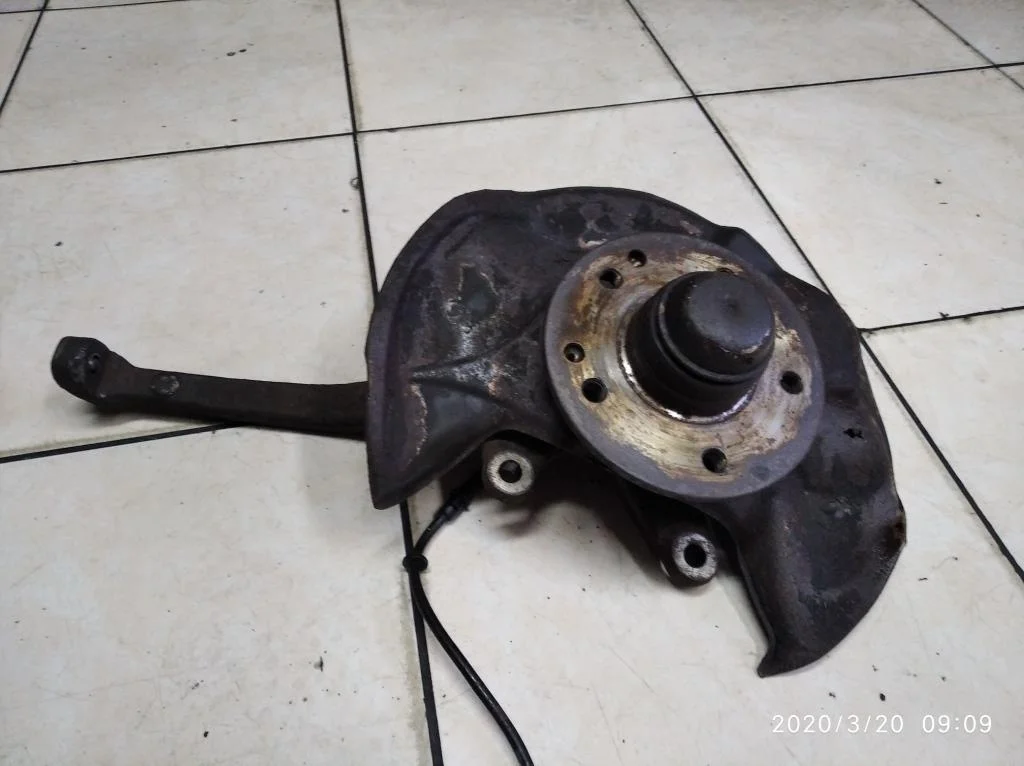 Кулак поворотный передний левый Mercedes-Benz