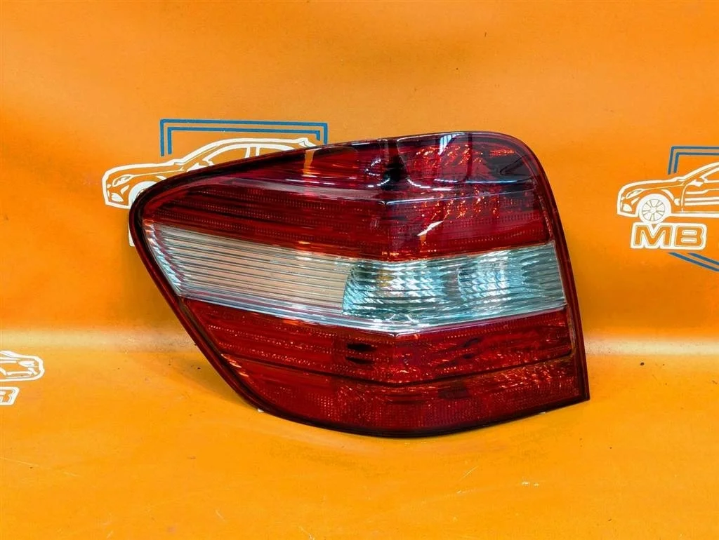 Фонарь задний левый Mercedes-Benz